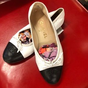 Chanel flats leather black and white spectator